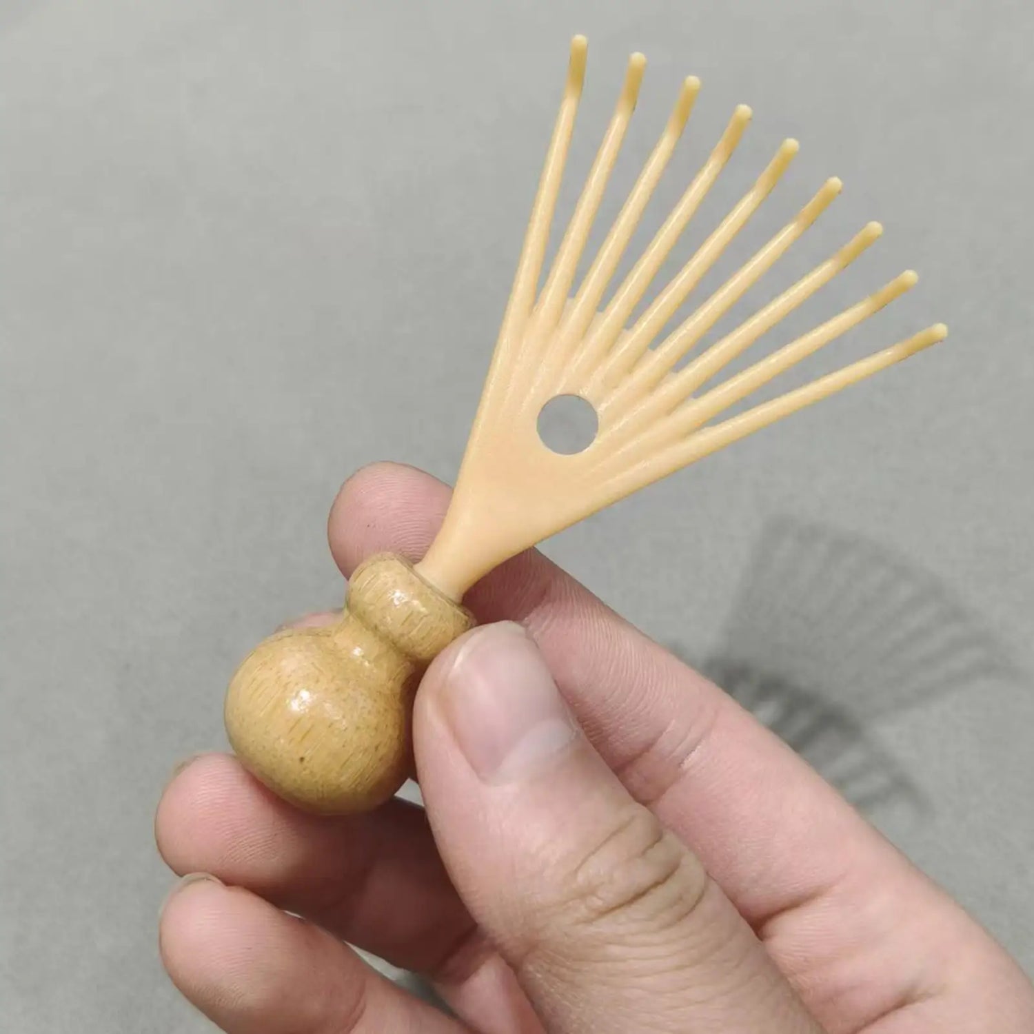 Scalp Massager Manual Head Relaxation Scratcher Scalp Massage Stimulator for Men Women Parents Mom Dad Home Office School Travel